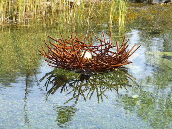 Wasserskulptur Vogelnest goldenes Ei Kunstwerk Niedersachsen